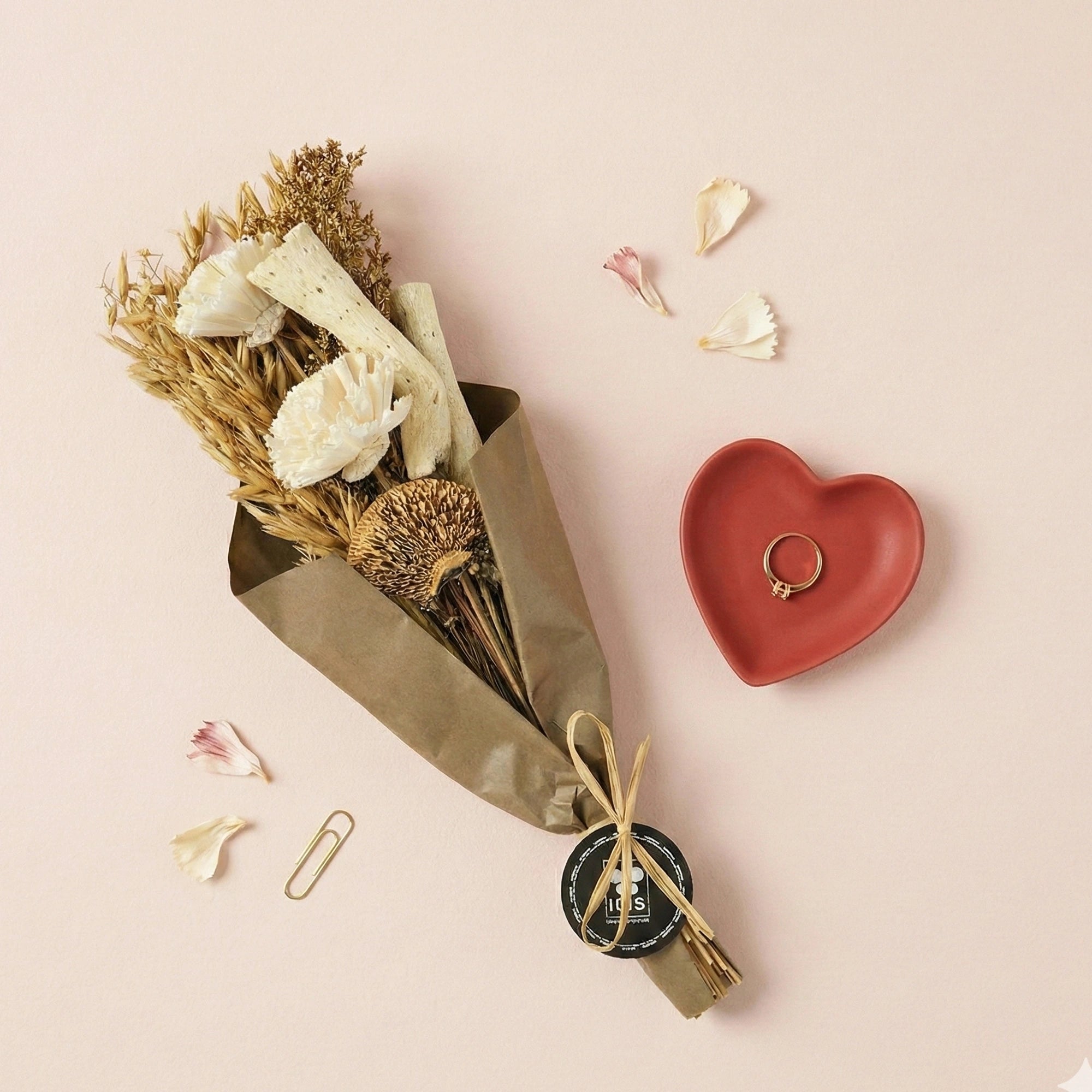 IRIS Ivory Meadow Blooms Scented Dry Flower Bouquet with 5ml Fragrance Spray