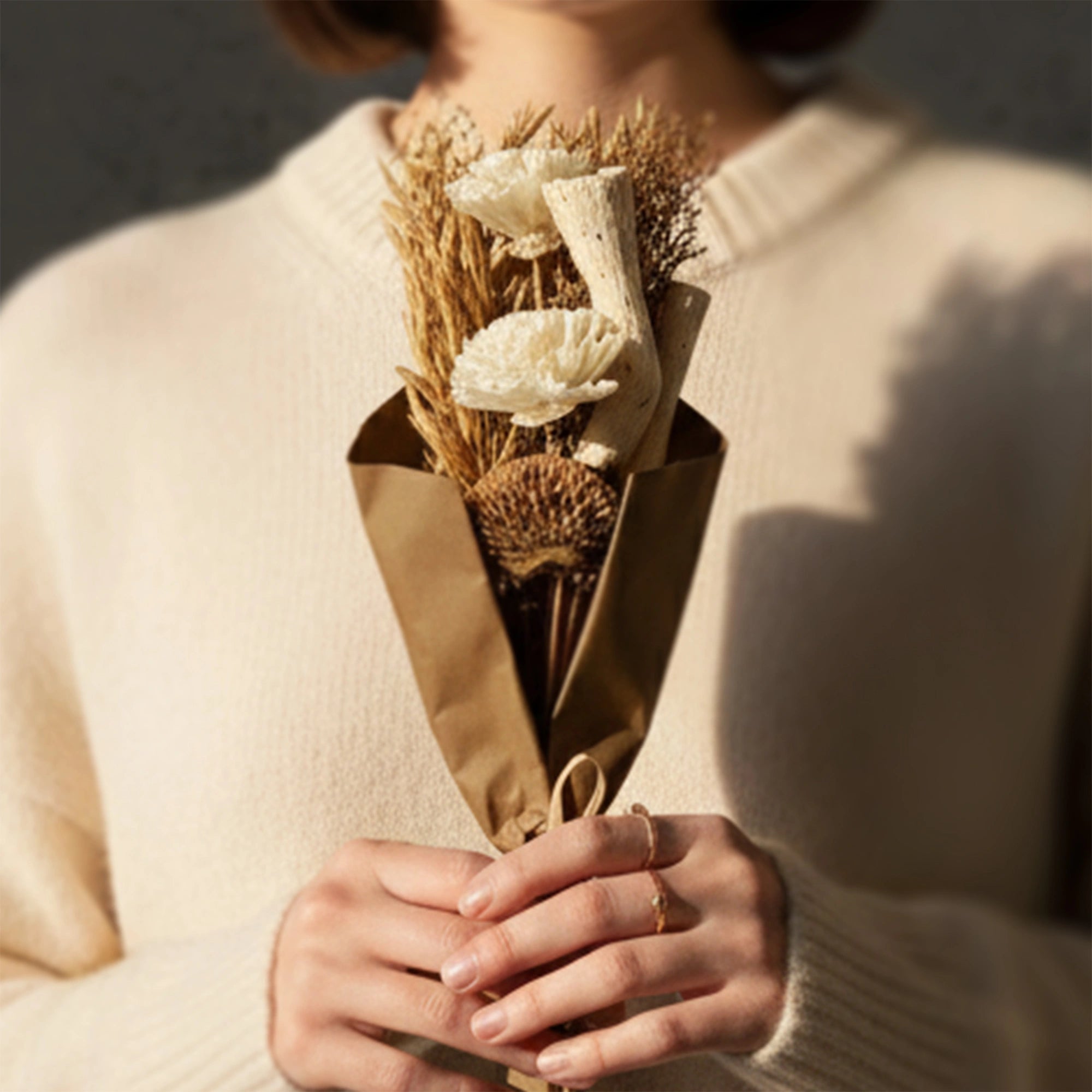 IRIS Ivory Meadow Blooms Scented Dry Flower Bouquet with 5ml Fragrance Spray